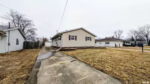 1267 E Locust St, Canton, IL 61520