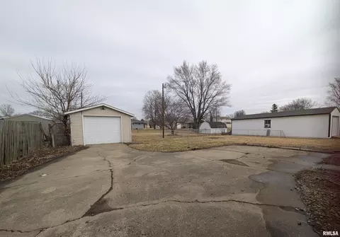 Exterior - 1267 E Locust St, Canton, IL 61520 photo 5 of 9