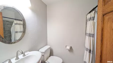Bath - 1267 E Locust St, Canton, IL 61520 photo 4 of 4