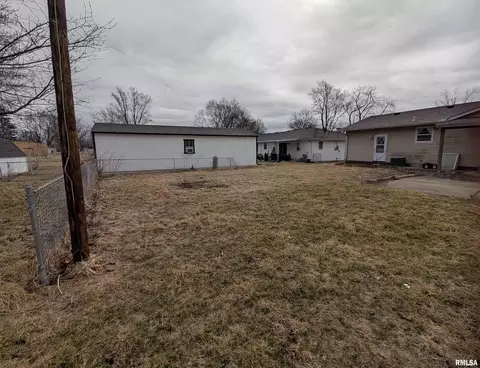Exterior - 1267 E Locust St, Canton, IL 61520 photo 3 of 9