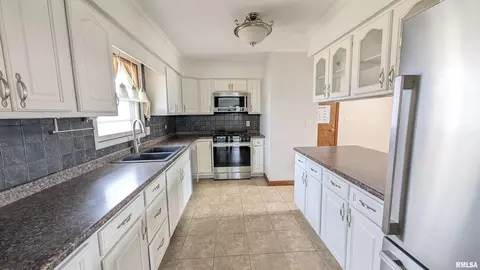 Kitchen - 1267 E Locust St, Canton, IL 61520 photo 1 of 5