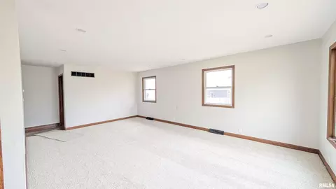 Living - 1267 E Locust St, Canton, IL 61520 photo 4 of 13