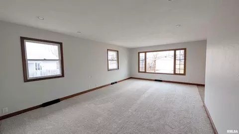 Living - 1267 E Locust St, Canton, IL 61520 photo 6 of 13