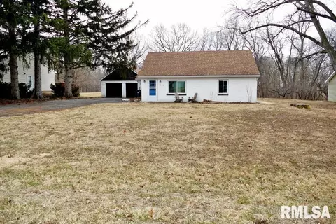 104 Thrush Ave, Pekin, IL 61554