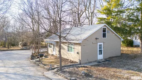 814 S Main St, Eureka, IL 61530