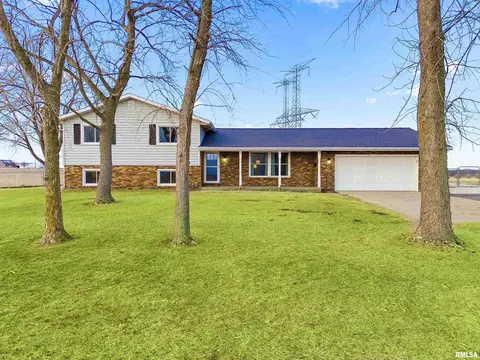 21184 Allentown Rd, Pekin, IL 61554