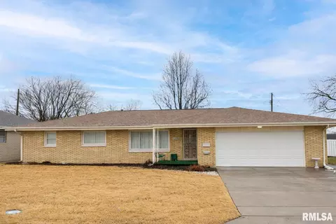 1103 S 7th St, Pekin, IL 61554