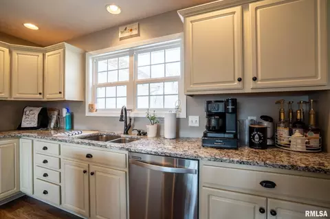 Kitchen - 304 Eric Dr, Herrin, IL 62948 photo 3 of 4