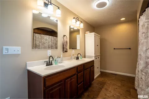 Bath - 304 Eric Dr, Herrin, IL 62948 photo 3 of 5