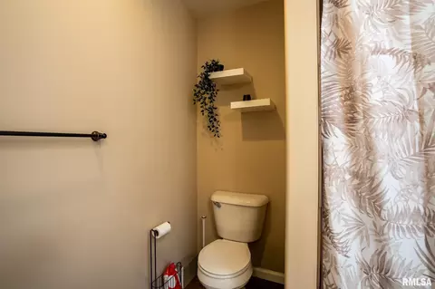 Bath - 304 Eric Dr, Herrin, IL 62948 photo 4 of 5