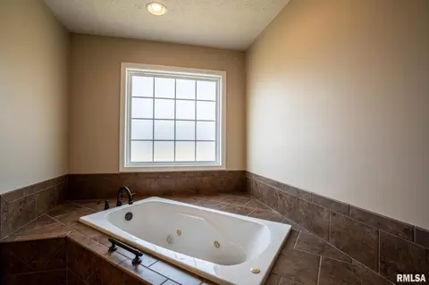 Bath - 304 Eric Dr, Herrin, IL 62948 photo 2 of 5