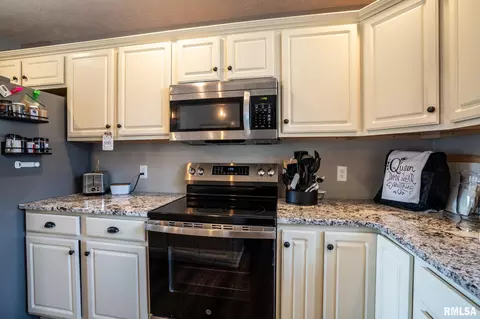 Kitchen - 304 Eric Dr, Herrin, IL 62948 photo 4 of 4