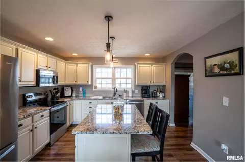 Kitchen - 304 Eric Dr, Herrin, IL 62948 photo 2 of 4