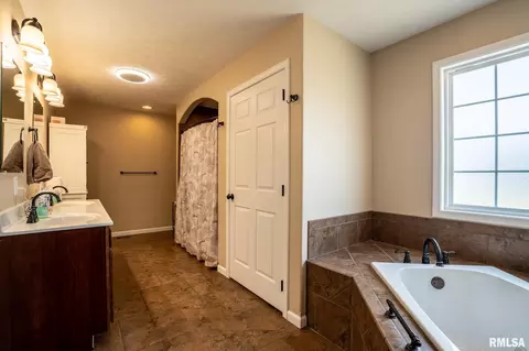 Bath - 304 Eric Dr, Herrin, IL 62948 photo 1 of 5