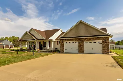 Exterior - 304 Eric Dr, Herrin, IL 62948 photo 2 of 4