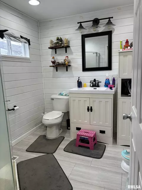 Bath - 506 Elm St, Canton, IL 61520 photo 1 of 4