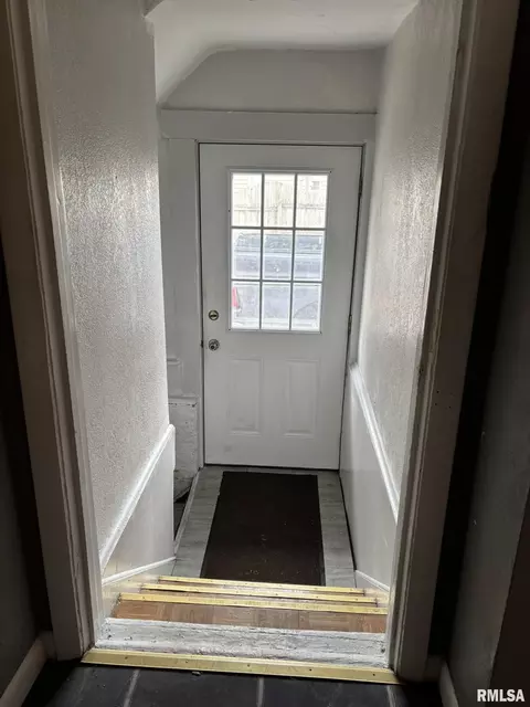 Entry Way - 506 Elm St, Canton, IL 61520 photo 5 of 6
