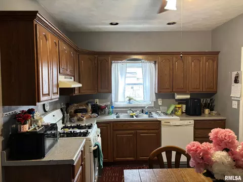 Kitchen - 506 Elm St, Canton, IL 61520 photo 1 of 1
