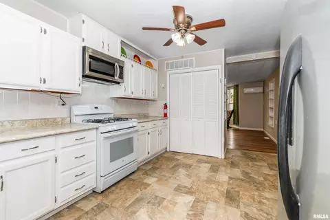 102 S Eastern Ave, Minier, IL 61759 photo 17