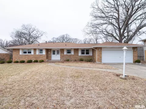 1903 Saint Clair Dr, Pekin, IL 61554