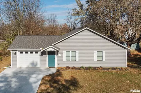 607 E 2nd St, Delavan, IL 61734