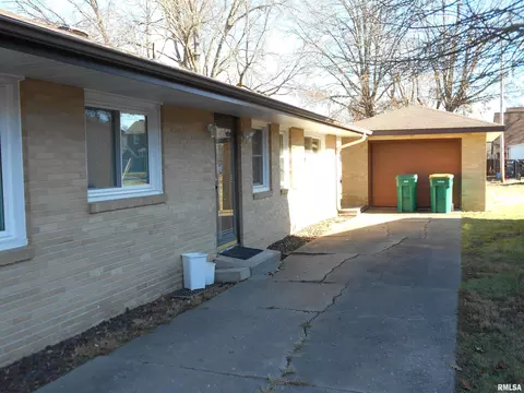 Exterior - 305 N Ward St, Macomb, IL 61455 photo 2 of 2