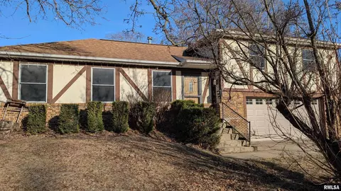 2115 Sunset Dr, Pekin, IL 61554