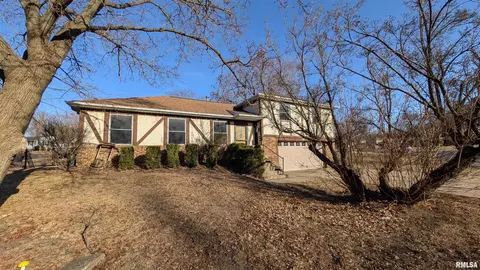 2115 Sunset Dr, Pekin, IL 61554