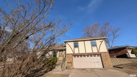 2115 Sunset Dr, Pekin, IL 61554