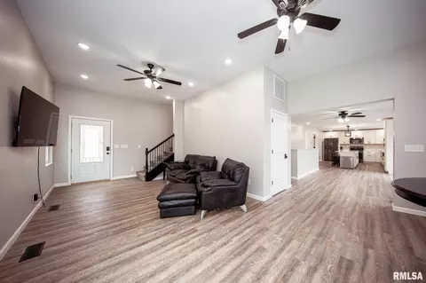 Entry Way - 12147 Pebble Point Rd, Marion, IL 62959 photo 3 of 8