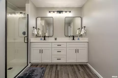 Bath - 12147 Pebble Point Rd, Marion, IL 62959 photo 5 of 6