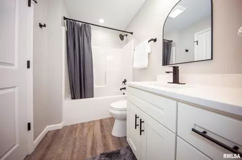 Bath - 12147 Pebble Point Rd, Marion, IL 62959 photo 1 of 6