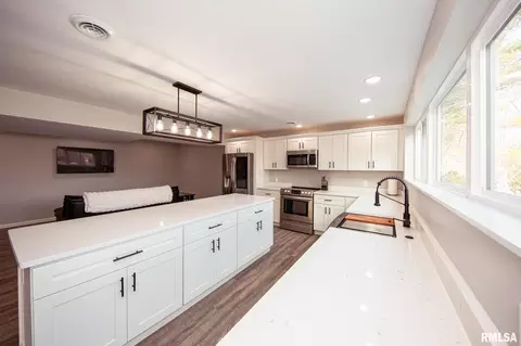 Kitchen - 12147 Pebble Point Rd, Marion, IL 62959 photo 6 of 8