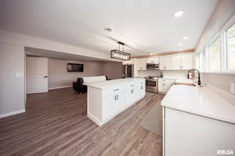 Kitchen - 12147 Pebble Point Rd, Marion, IL 62959 photo 4 of 8