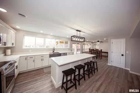 Kitchen - 12147 Pebble Point Rd, Marion, IL 62959 photo 8 of 8