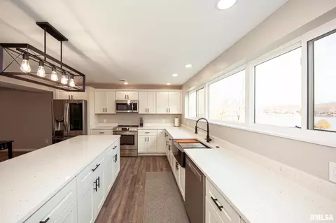 Kitchen - 12147 Pebble Point Rd, Marion, IL 62959 photo 5 of 8