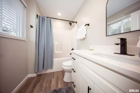 Bath - 12147 Pebble Point Rd, Marion, IL 62959 photo 2 of 6