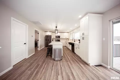 Entry Way - 12147 Pebble Point Rd, Marion, IL 62959 photo 5 of 8