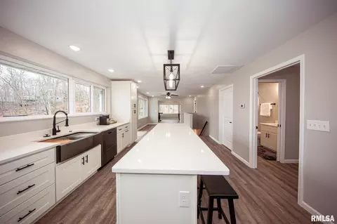 Entry Way - 12147 Pebble Point Rd, Marion, IL 62959 photo 6 of 8