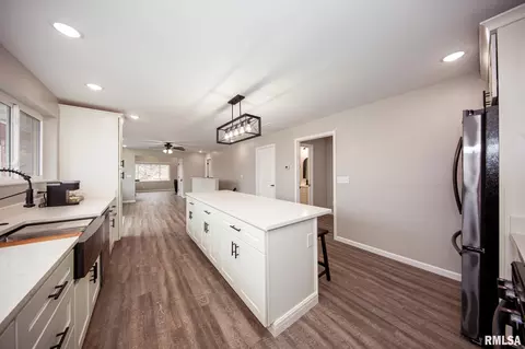 Kitchen - 12147 Pebble Point Rd, Marion, IL 62959 photo 3 of 8
