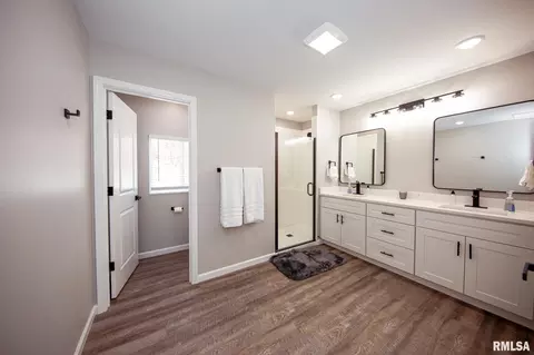 Bath - 12147 Pebble Point Rd, Marion, IL 62959 photo 3 of 6