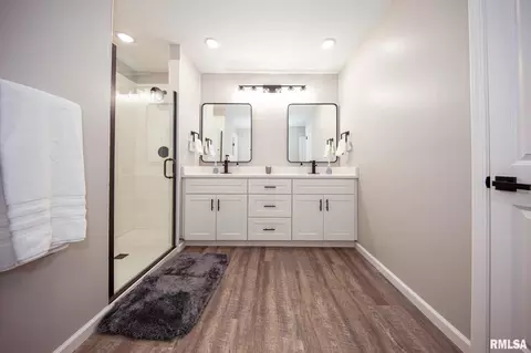 Bath - 12147 Pebble Point Rd, Marion, IL 62959 photo 4 of 6