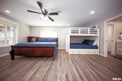 Bedroom - 12147 Pebble Point Rd, Marion, IL 62959 photo 10 of 11