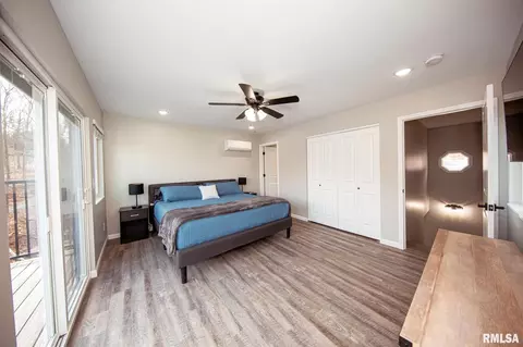 Bedroom - 12147 Pebble Point Rd, Marion, IL 62959 photo 4 of 11