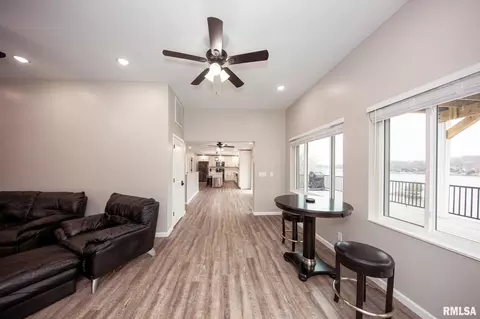 Entry Way - 12147 Pebble Point Rd, Marion, IL 62959 photo 2 of 8