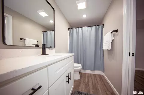 Bath - 12147 Pebble Point Rd, Marion, IL 62959 photo 6 of 6