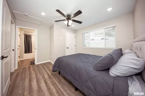Bedroom - 12147 Pebble Point Rd, Marion, IL 62959 photo 1 of 11