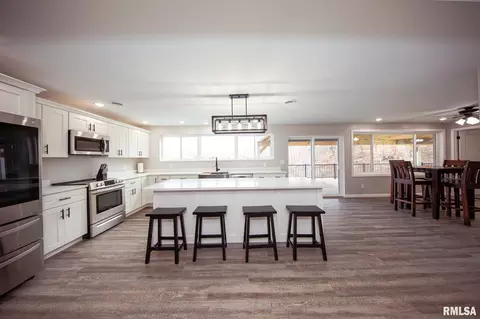 Kitchen - 12147 Pebble Point Rd, Marion, IL 62959 photo 7 of 8