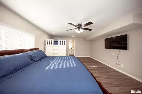 Bedroom - 12147 Pebble Point Rd, Marion, IL 62959 photo 9 of 11