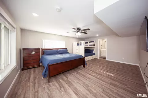 Bedroom - 12147 Pebble Point Rd, Marion, IL 62959 photo 8 of 11